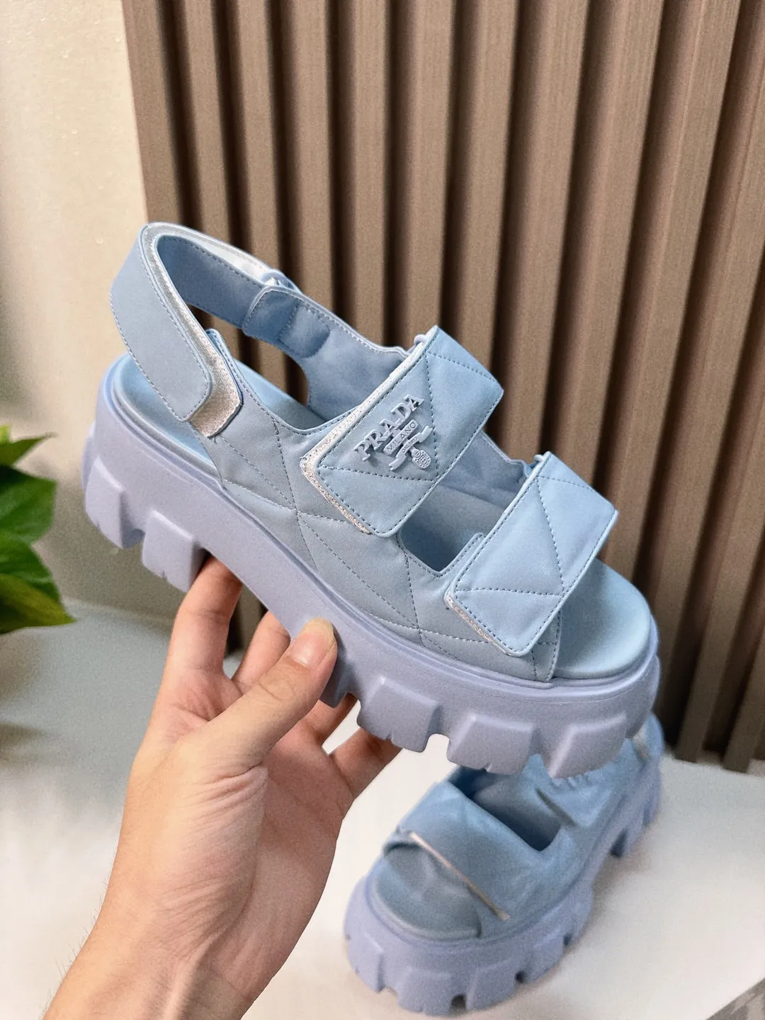 👟👟Ex-factory price 520👟👟 Prada 2024 new summer sandals series Thick-soled sandals This is a must-have for summer. It feels soft and delicate on the feet and is extremely comfortable. You can match it as you like. Original molded midsole. Original foaming technology tooth outsole, size 35-41.